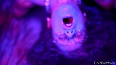 Bidh pàisde a’ masturbates air a’ chamara agus ga toirt fhèin gu orgasm.